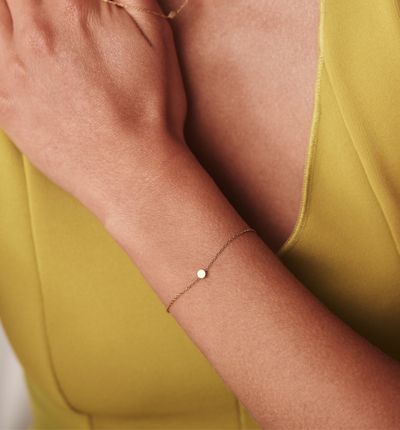 Bransoletka z malutkim kółeczkiem złota BSA0956
