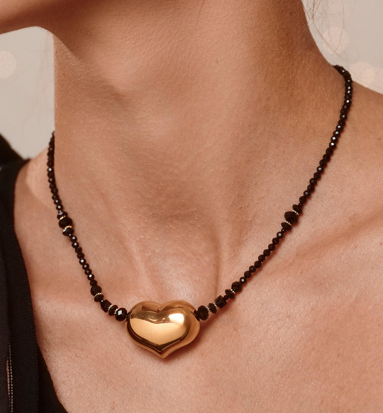 Naszyjnik z czarnego turmalinu i czarnego agatu z pozłacanym sercem NPA1550
