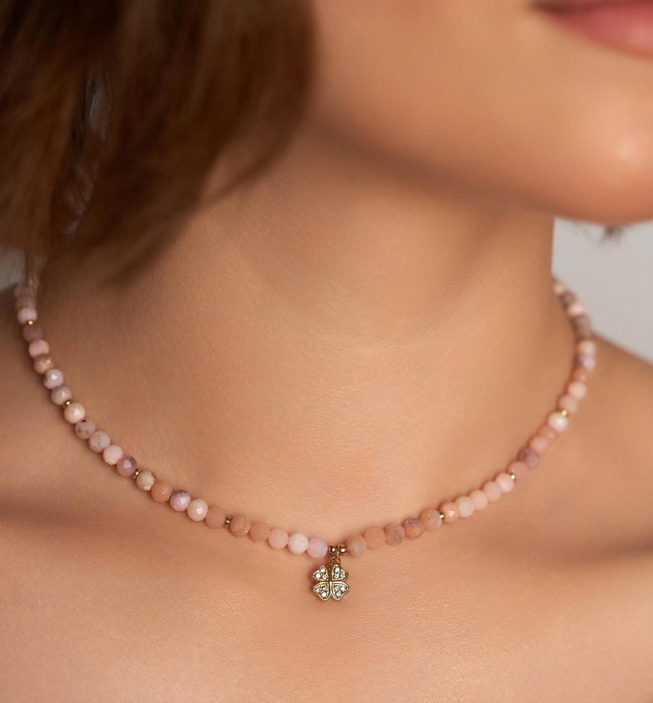 Naszyjnik z różowymi opalami i koniczynką Point NTW1145