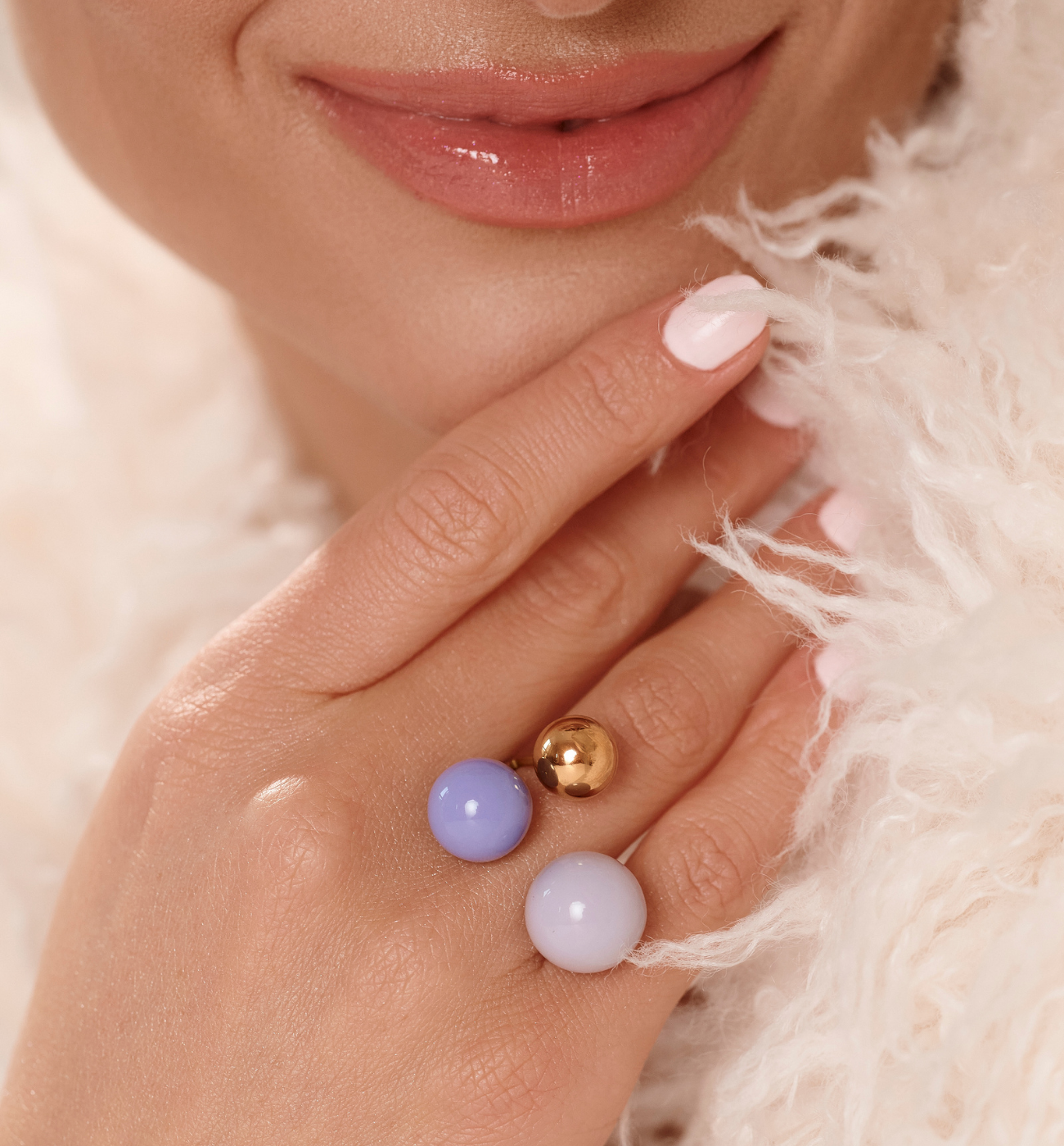 Pierścionek z kulkami w odcieniach lila i lawendy - By Dziubeka