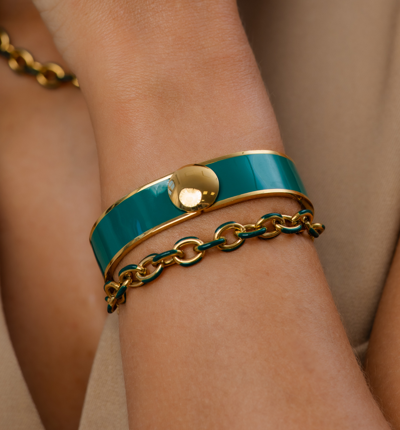 Bransoletka obręcz z zieloną emalią BSA0897