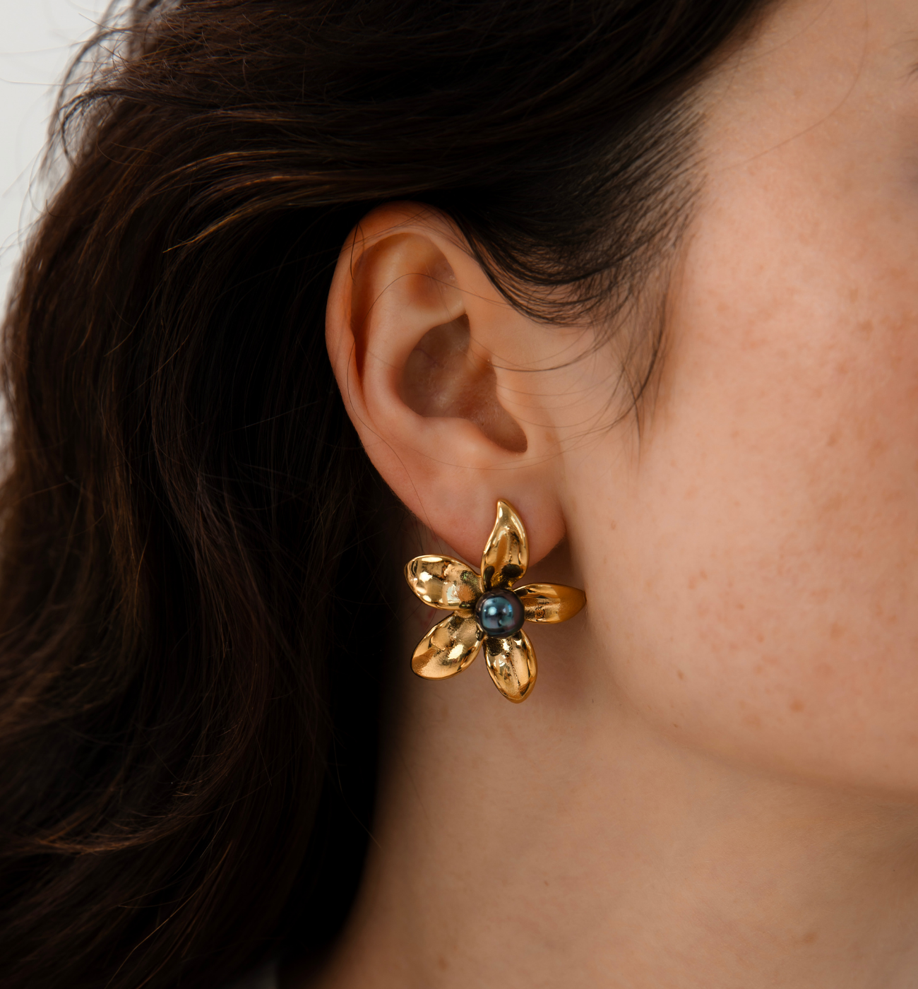 Kolczyki kwiaty z perłą złote Fior di Primavera - By Dziubeka