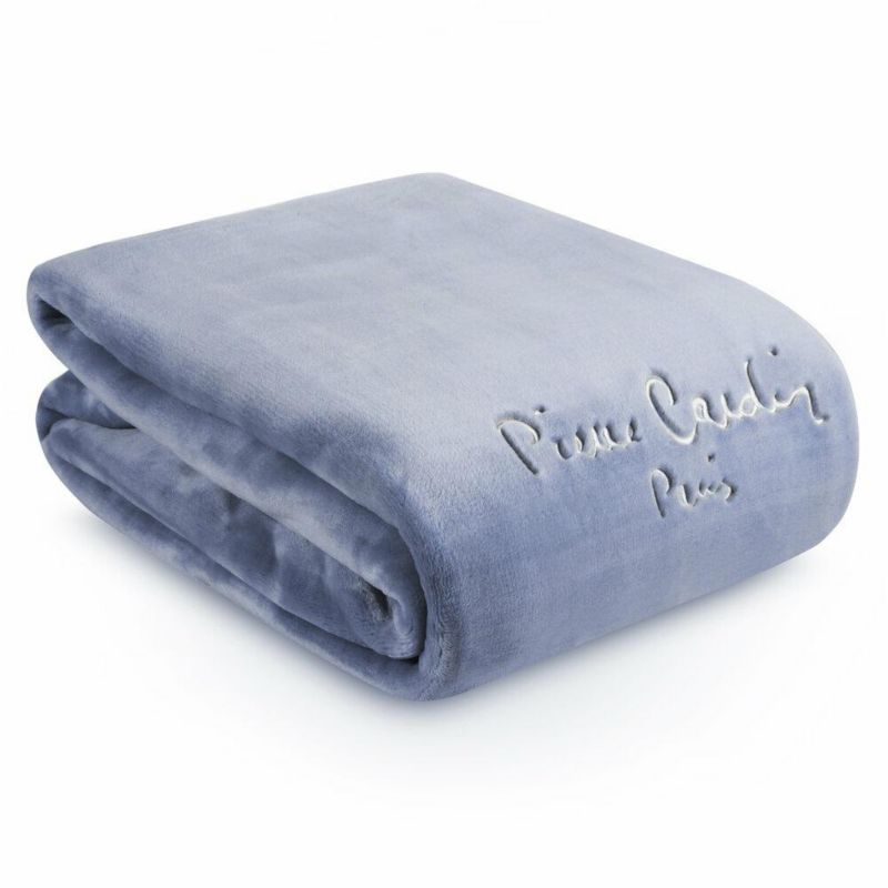 Koc CLARA1 PIERRE CARDIN Eurofirany 240 x 220 cm jasno niebieski o wysokiej gramaturze z logo 1 szt.