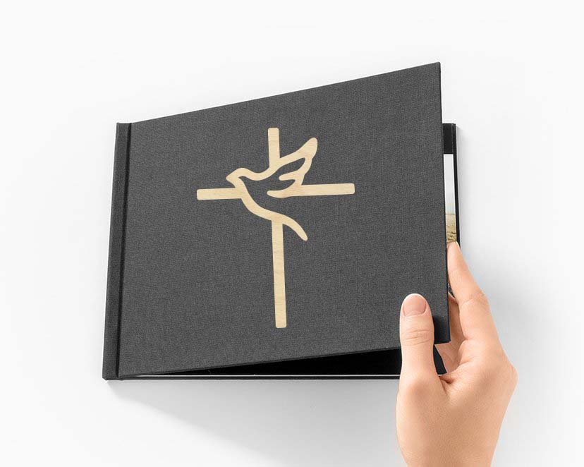 Napis Emblemat na ksiegę gości album do zdjęć gołąb i krzyż drewniany, dekoracja na Komunię Świętą Chrzest Święty