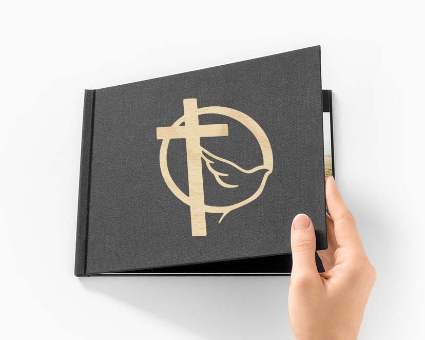 Napis Emblemat na ksiegę gości album do zdjęć gołąb i krzyż drewno, dekoracja na Komunię Świętą Chrzest Święty