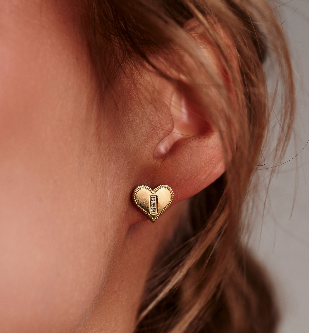 Kolczyki wkrętki w kształcie serca złote KSY0620