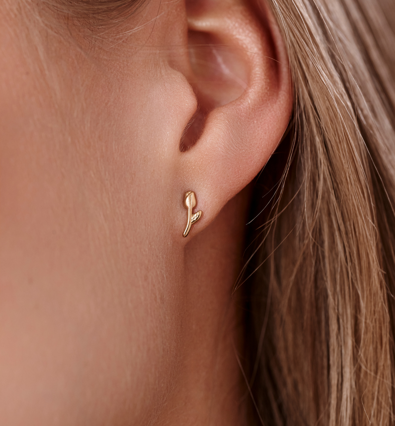 Kolczyki wkrętki w kształcie tulipana złote KSY0610 - By Dziubeka