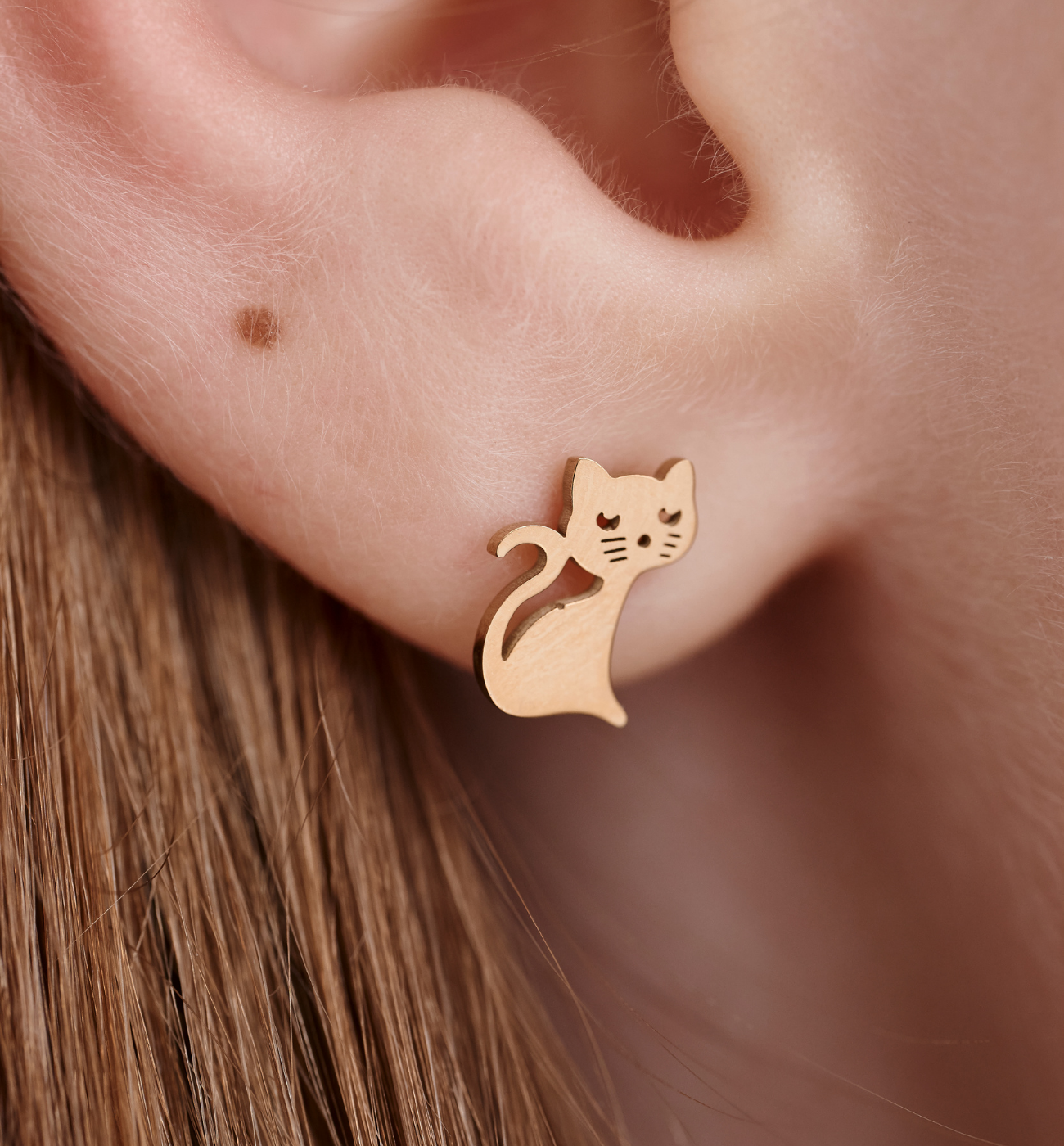 Kolczyki wkrętki w kształcie kotka złote KSY0627 - By Dziubeka