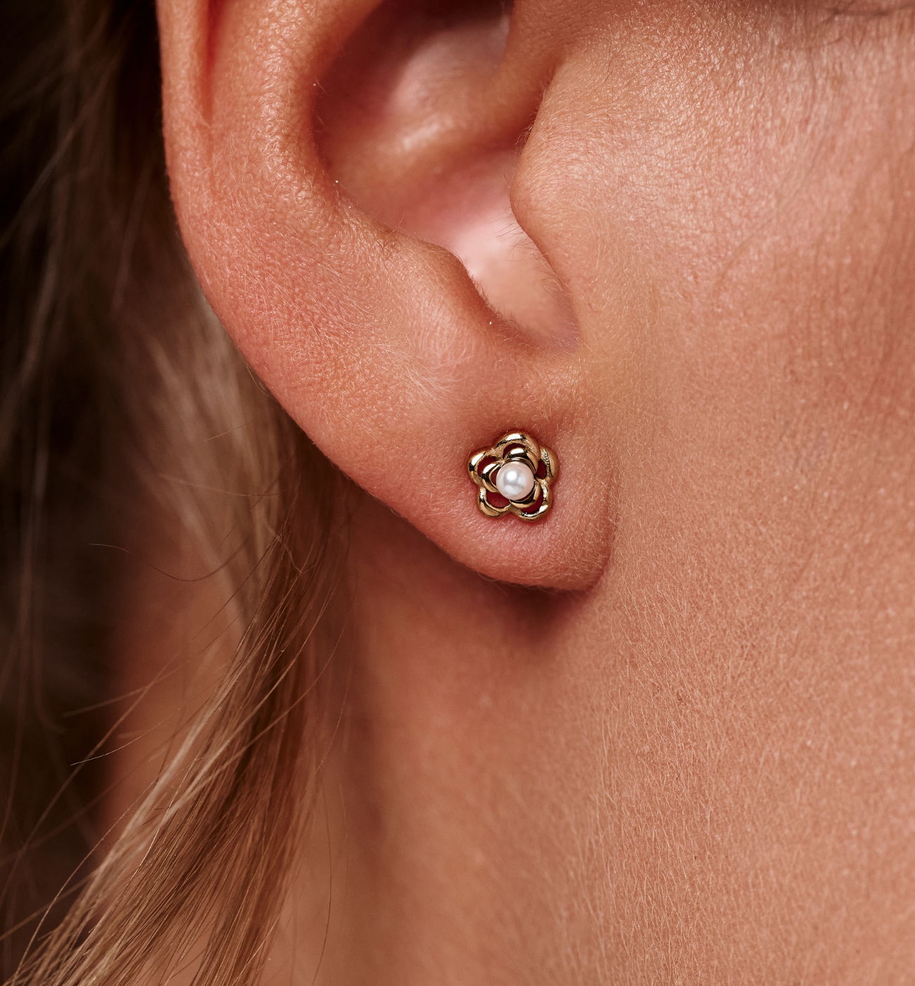 Kolczyki wkrętki w kształcie kwiatka z perłą KSY0628 - By Dziubeka