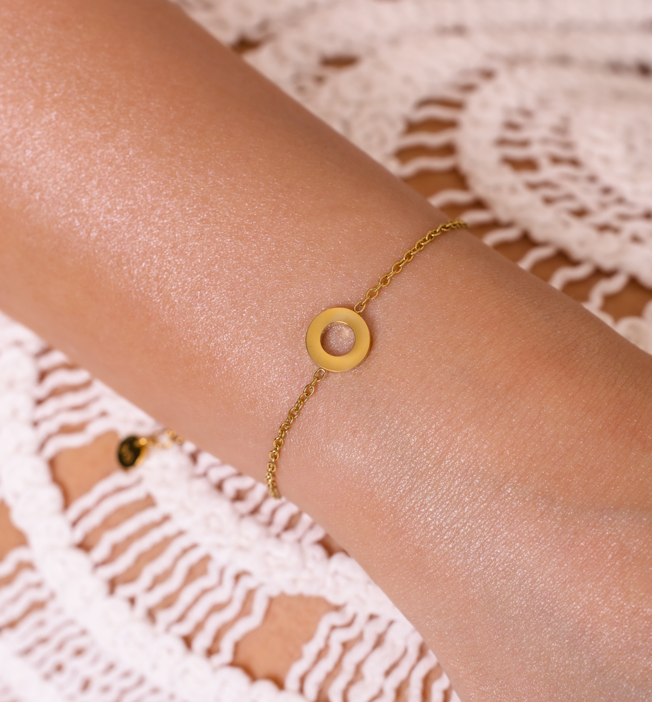 Bransoletka z minimalistycznym okręgiem złota BSA0954