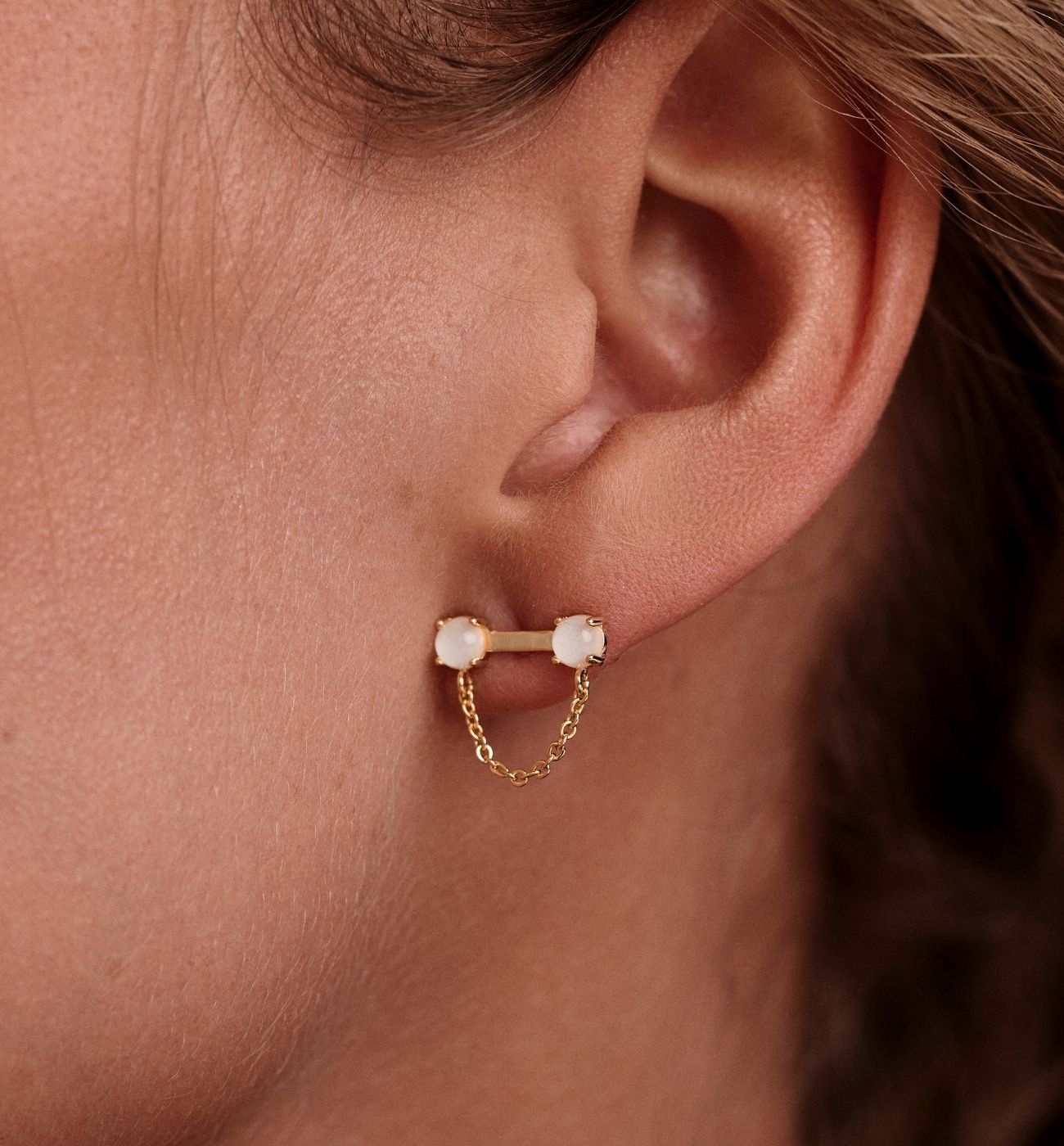 Kolczyki wkrętki z cyrkoniami i łańcuszkiem - By Dziubeka