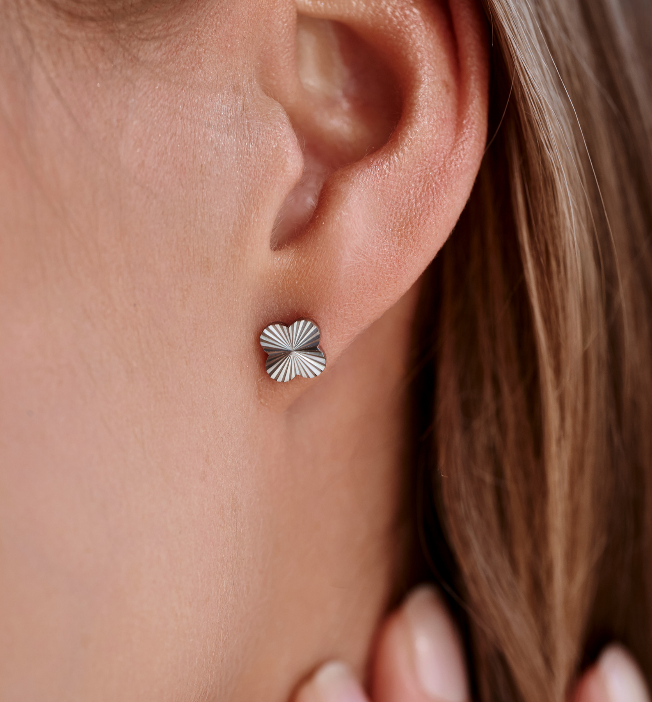 Kolczyki wkrętki w kształcie koniczynki srebrne KSY0700