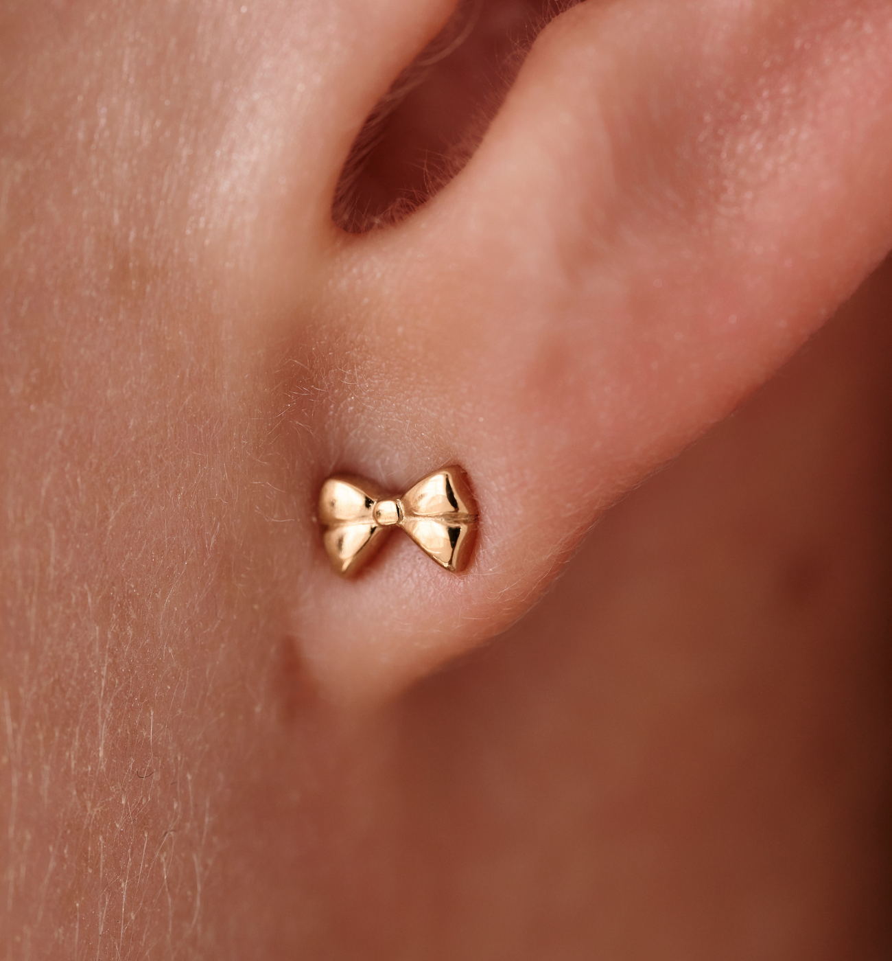 Kolczyki wkrętki w kształcie kokardki złote KSY0629 - By Dziubeka