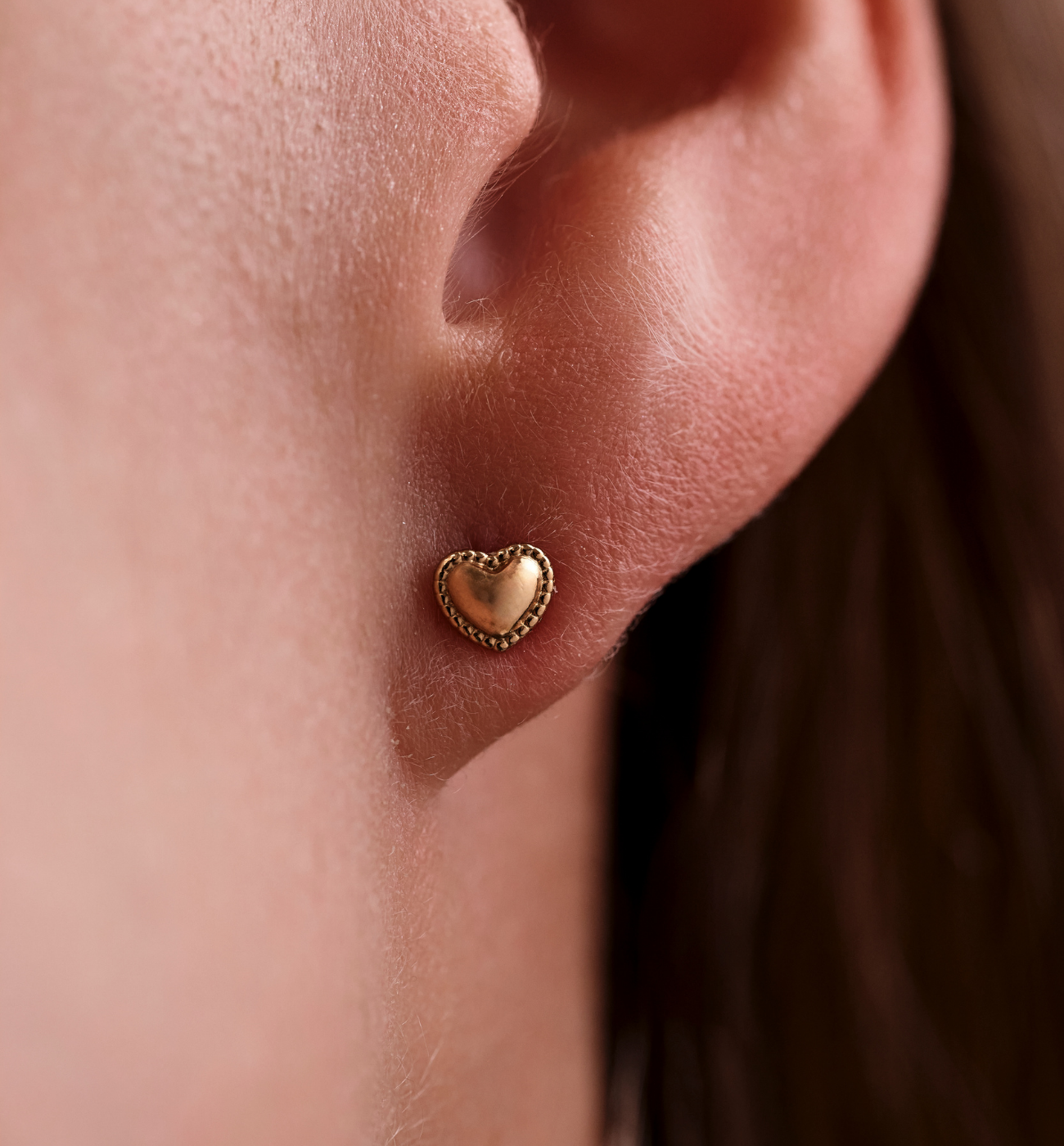 Kolczyki wkrętki serduszka ze stali szlachetnej w złotym wykończeniu KSY0611 - By Dziubeka