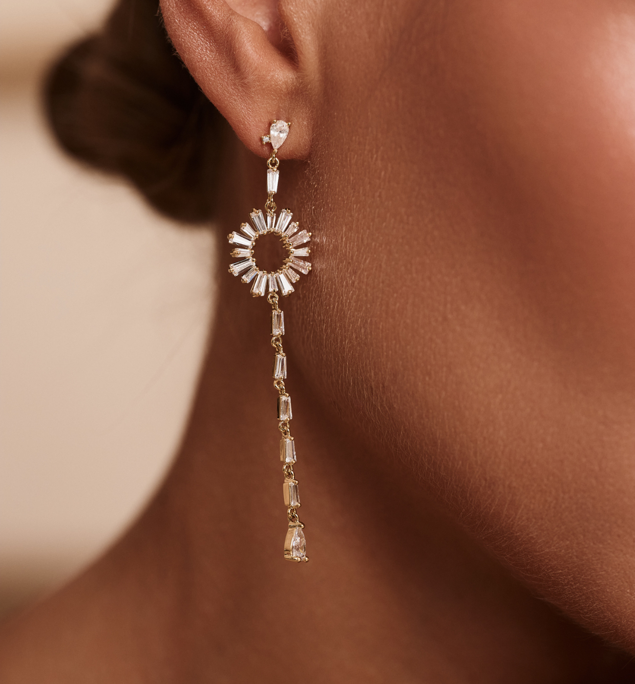 Długie kolczyki z cyrkoniami w kształcie słońca KLU0161 - By Dziubeka
