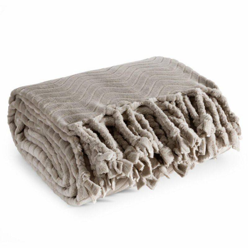 Koc EMMA Eurofirany 150 x 200 cm beżowy z wytłaczanym wzorem i dekoracyjnymi frędzlami szt. 1