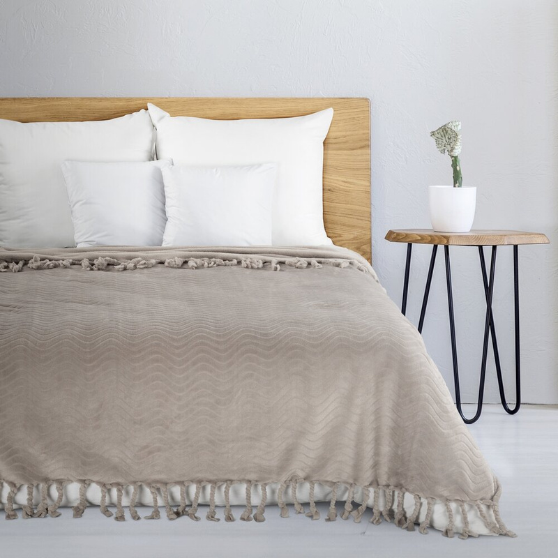 Beżowy koc flano 150x200 cm EMMI z frędzlami miękki w dotyku