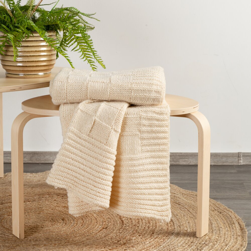 Beżowy koc 130x170 cm PONDI bardzo miękki o widocznej strukturze