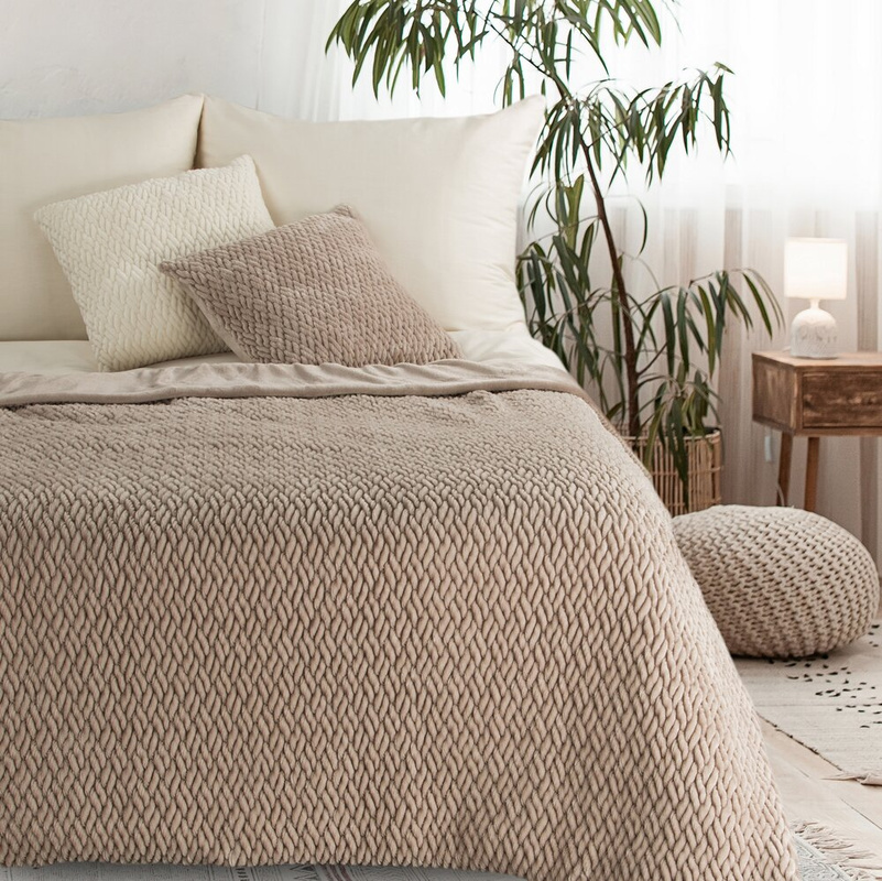 Beżowy koc 130x160 cm KAYLEN miękki w dotyku ze wzorem plecionki