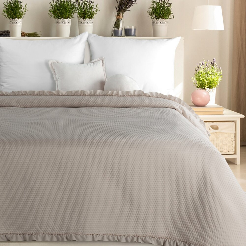 Narzuta na łóżko 170x210 cm ciemnobeżowa z falbanką do sypialni FABIO