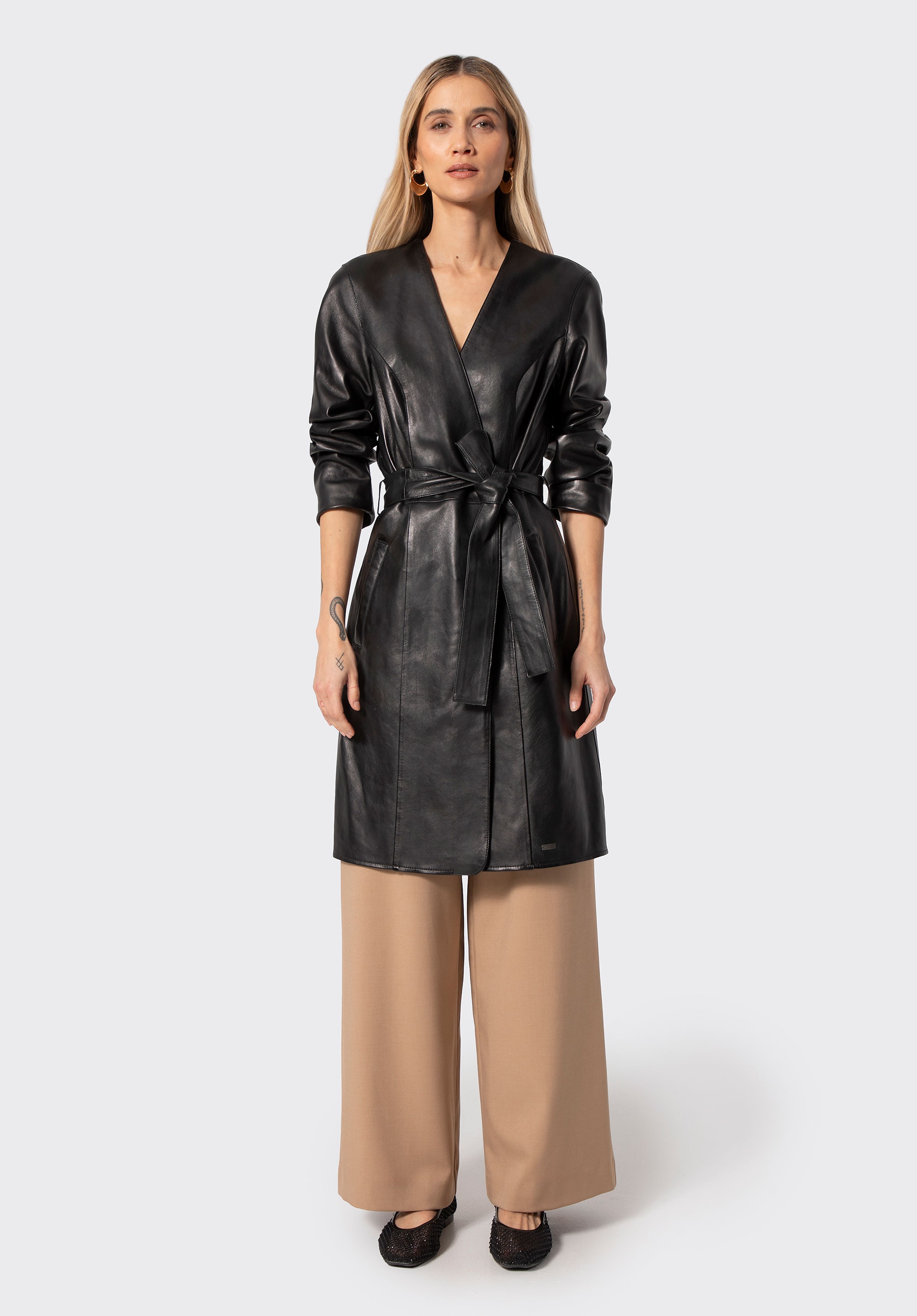 Dodatkowe rabaty - Płaszcz damski ze skóry naturalnej z paskiem w talii czarny