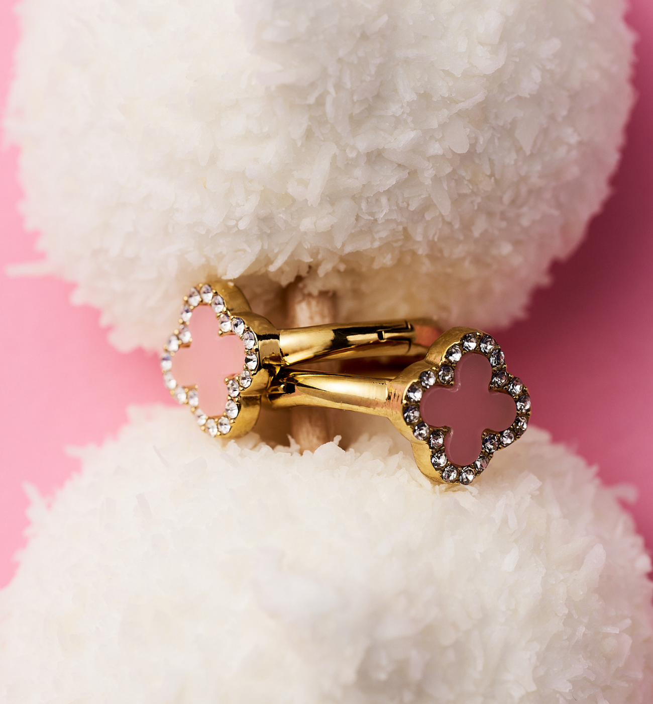 Kolczyki kółka z różowymi koniczynkami - By Dziubeka