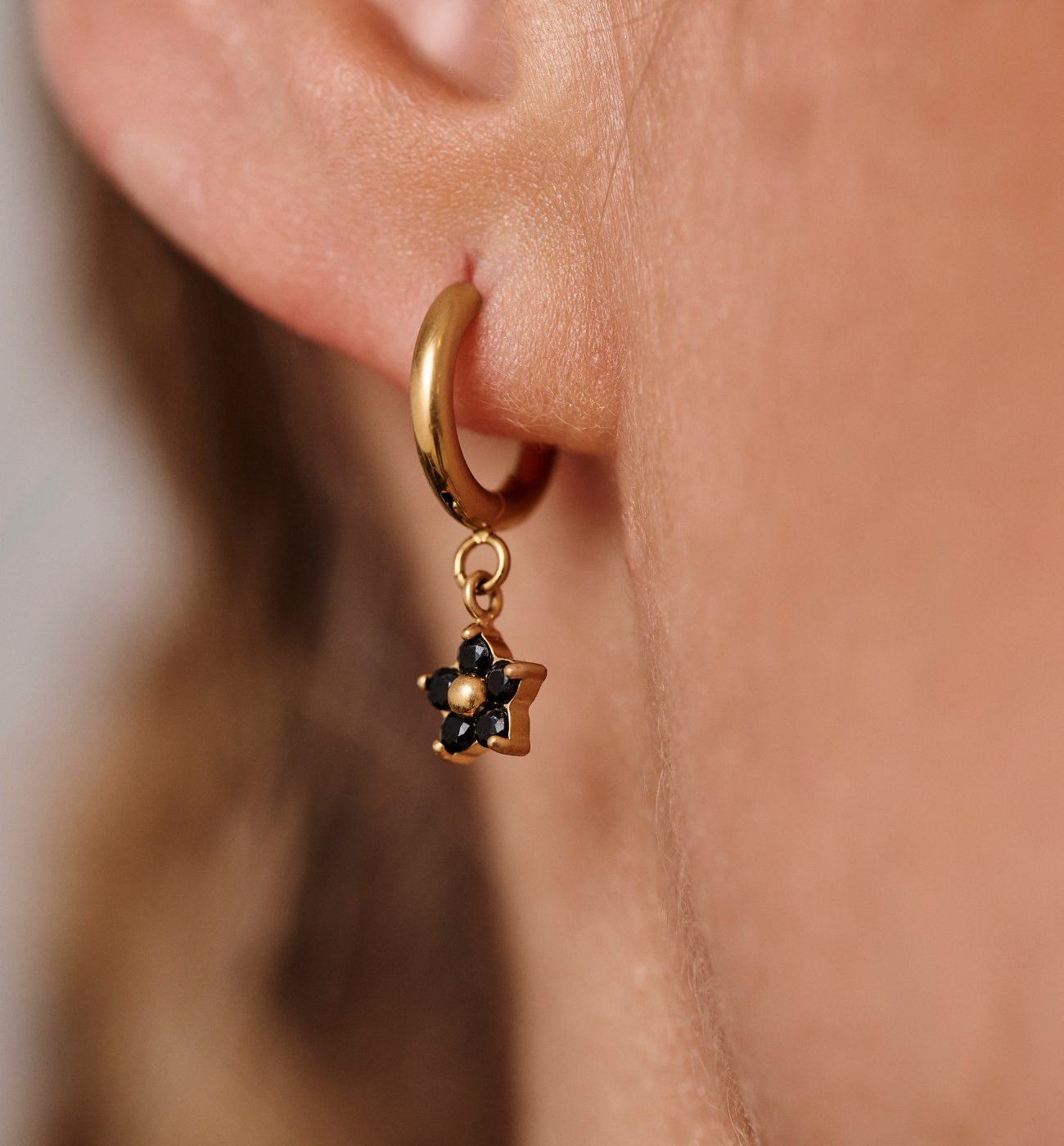 Kolczyki kółka ze złotą zawieszką w kształcie kwiatka z czarnymi cyrkoniami KSA2483