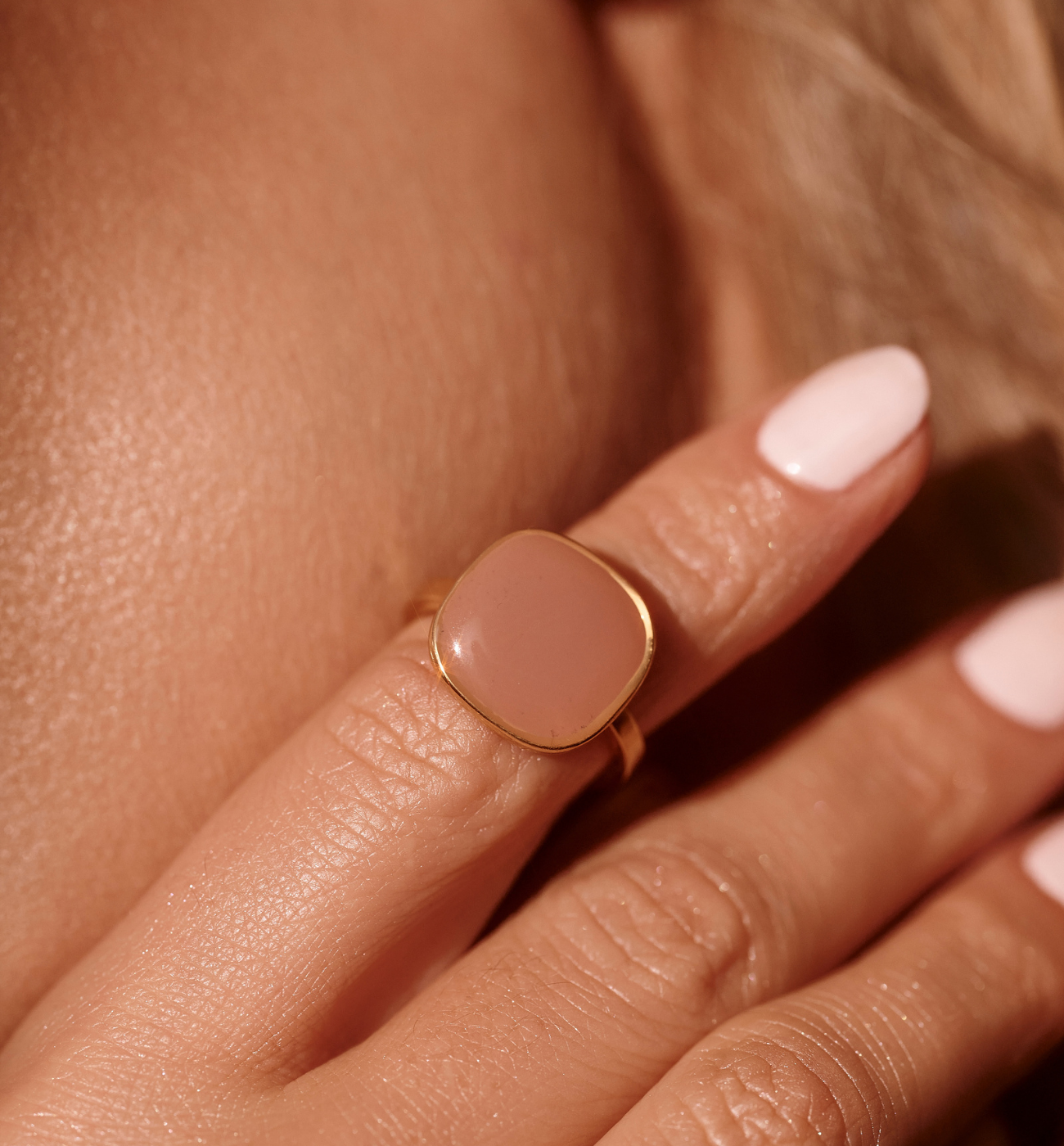 Pierścionek pozłacany z karmelową emalią PSY0070