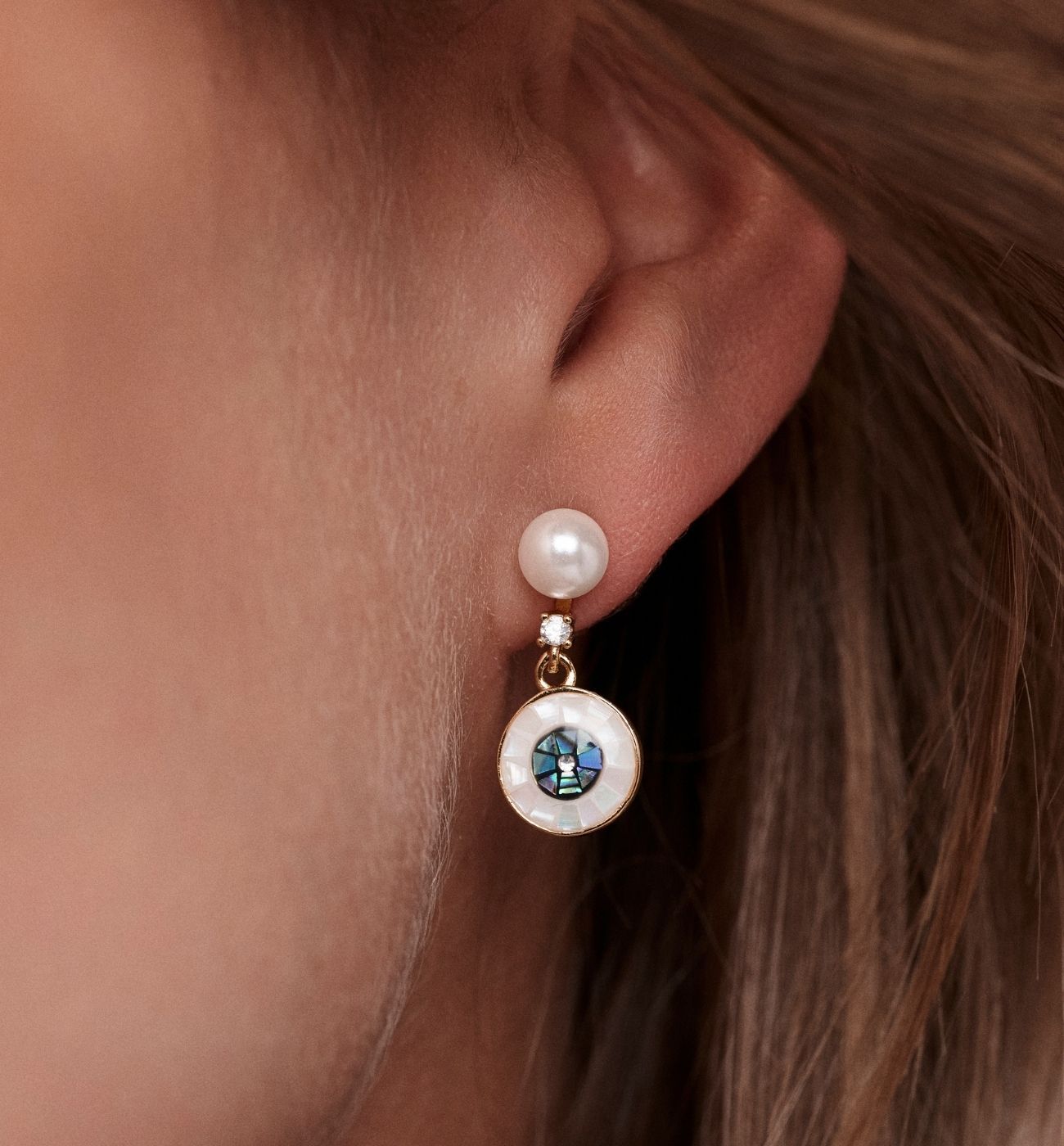 Kolczyki z perłą i okrągłą zawieszką z masy perłowej - By Dziubeka