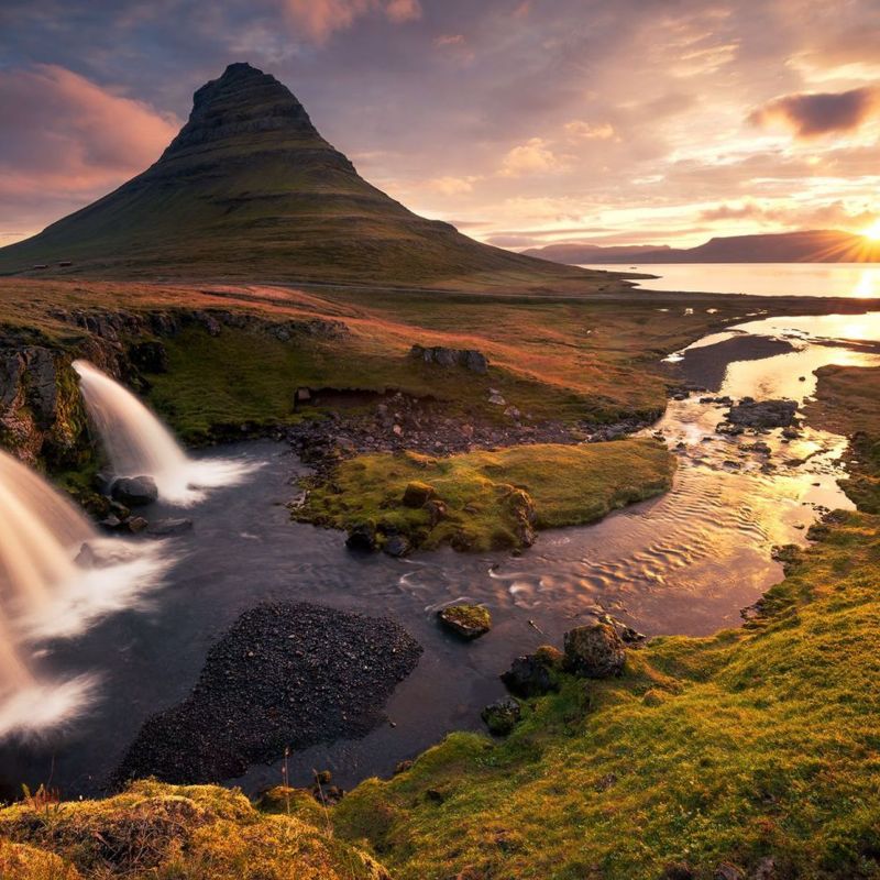 fototapeta Sanders & Sanders Krajobraz Islandii zielonymIbrązowym 400 x 250 cm - 1 rol.