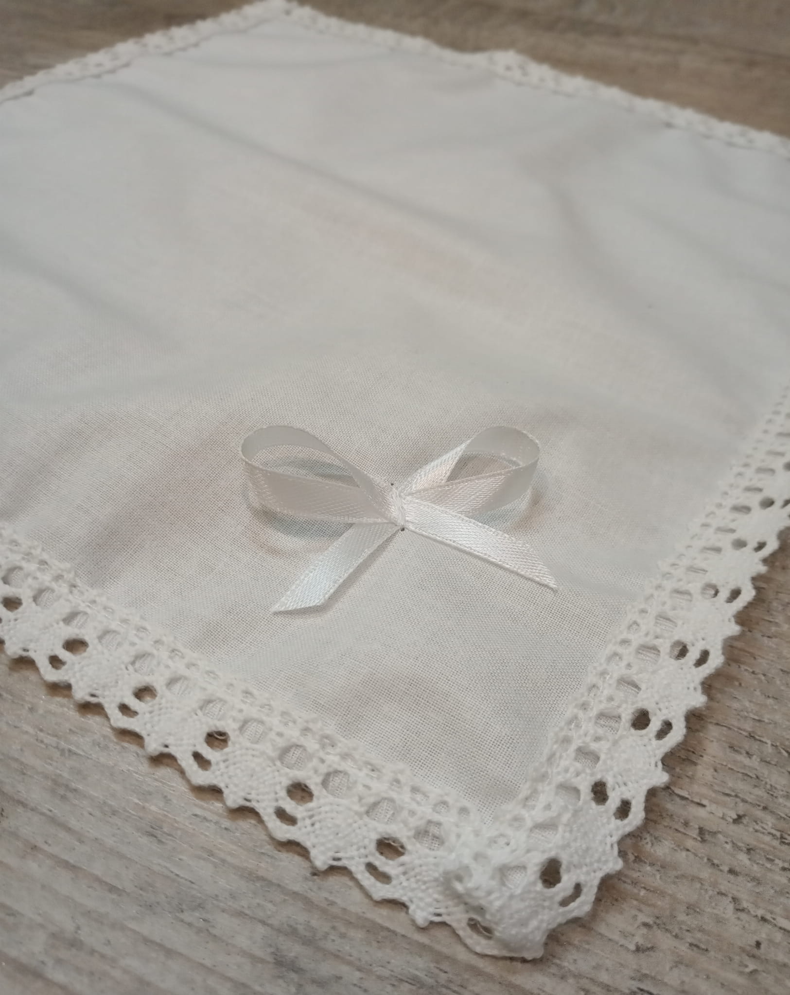 Laferio Bawełniana szatka do chrztu z koronką biała