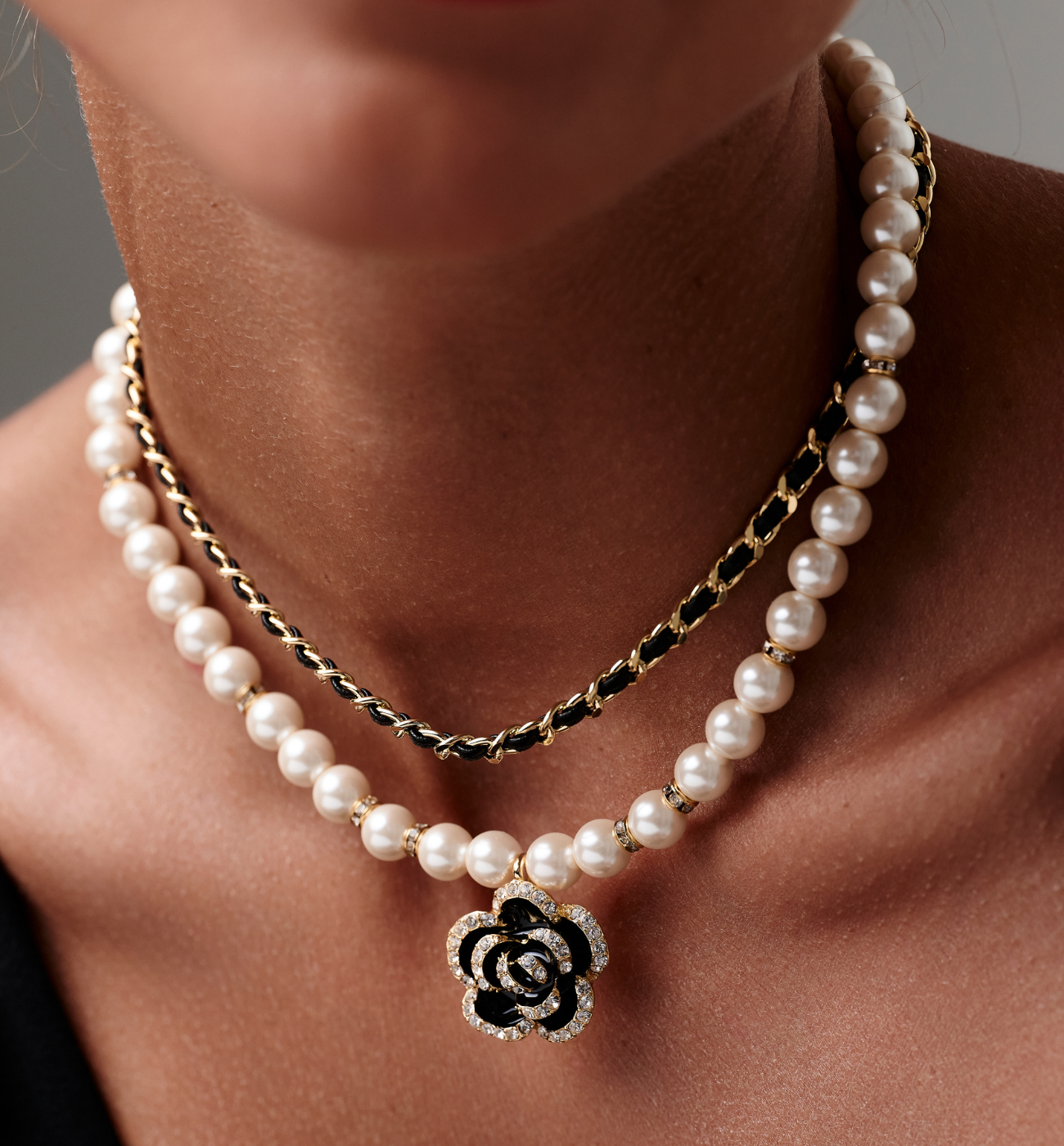 Naszyjnik złocony z perełkami, czarnym splotem i dekoracyjnym kwiatem - By Dziubeka
