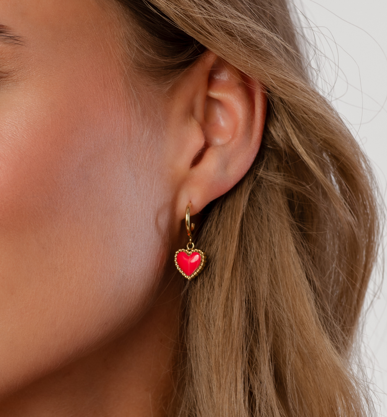 Kolczyki złote z sercem i fuksjową emalią Enamel Heart - By Dziubeka