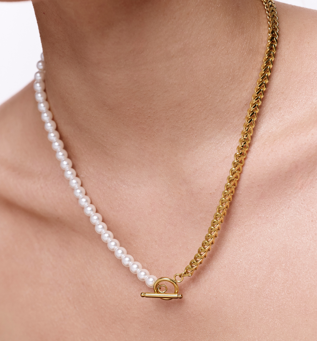 Naszyjnik asymetryczny – perły i złoty splot NSY0585 - By Dziubeka