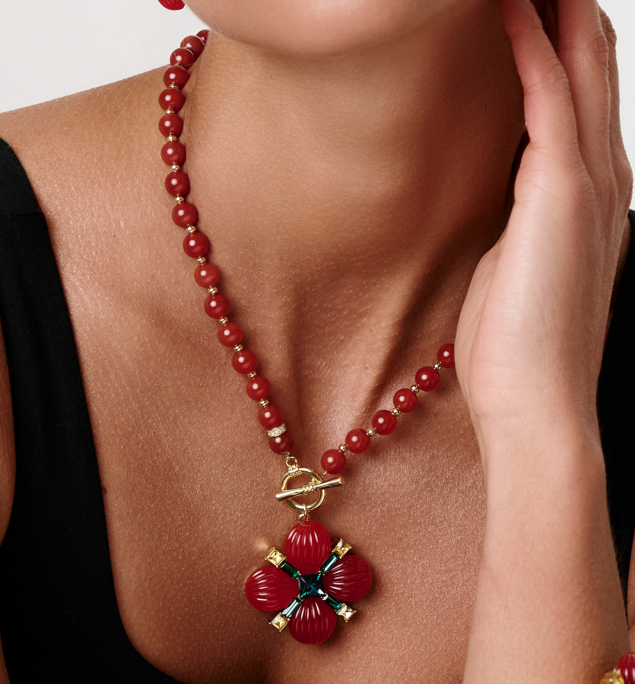 Naszyjnik z czerwonych koralików z kwiatową zawieszką NS0409