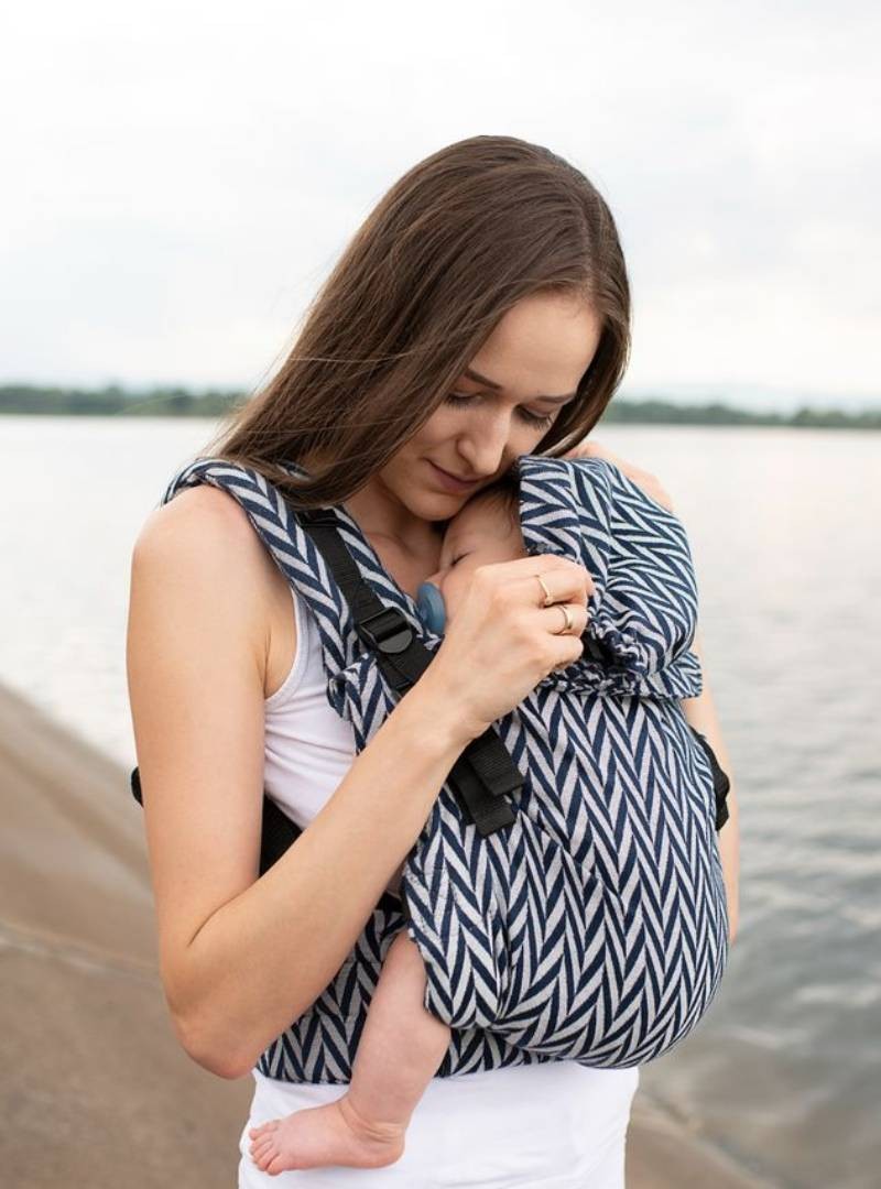 Nosidełko regulowane Grow Up Wrap: Herringbone mono (dark blue) - 75% Bawełna 25% Bambus, splot żakardowy