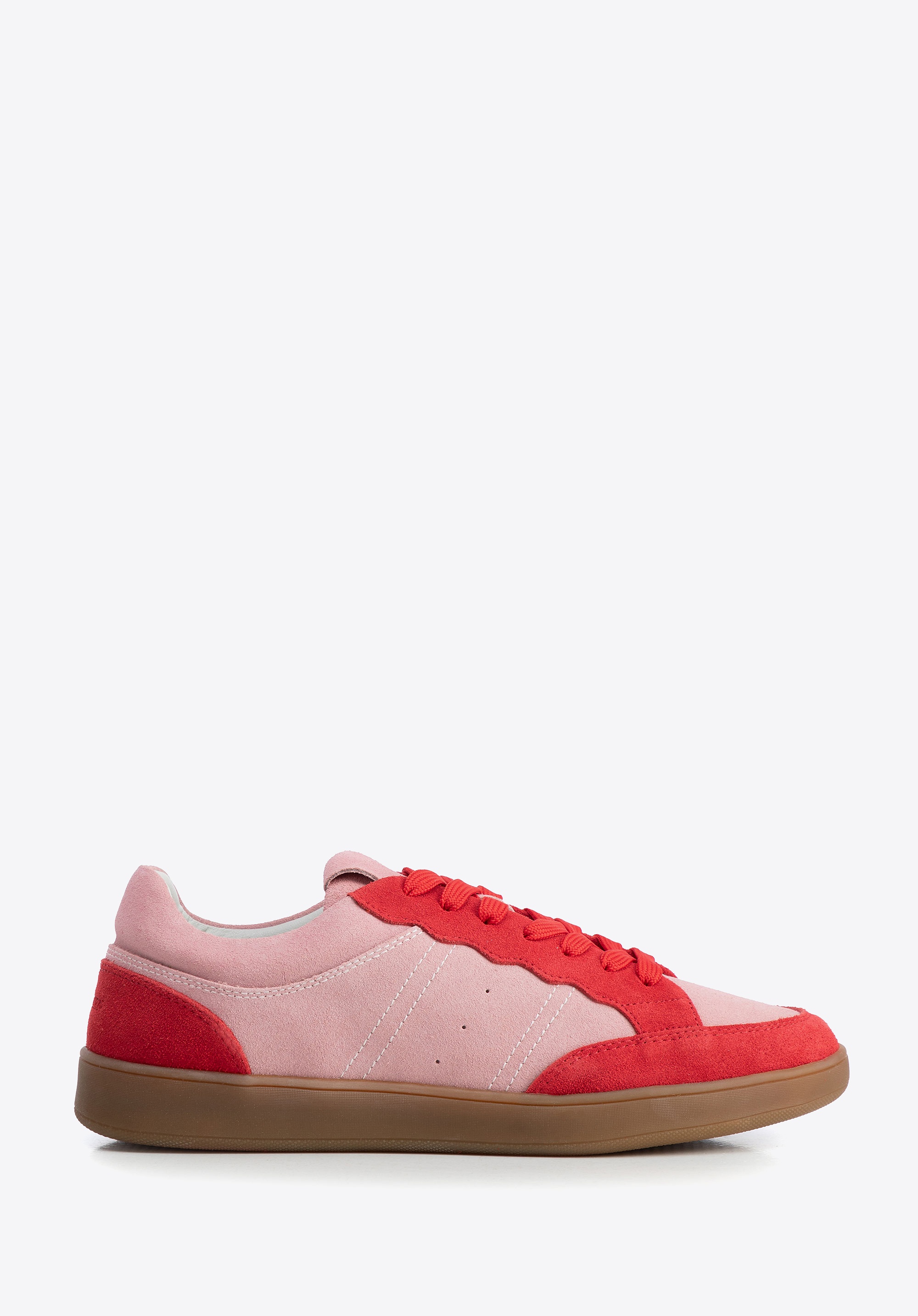 Zamszowe sneakersy z kontrastowymi elementami różowo - czerwone