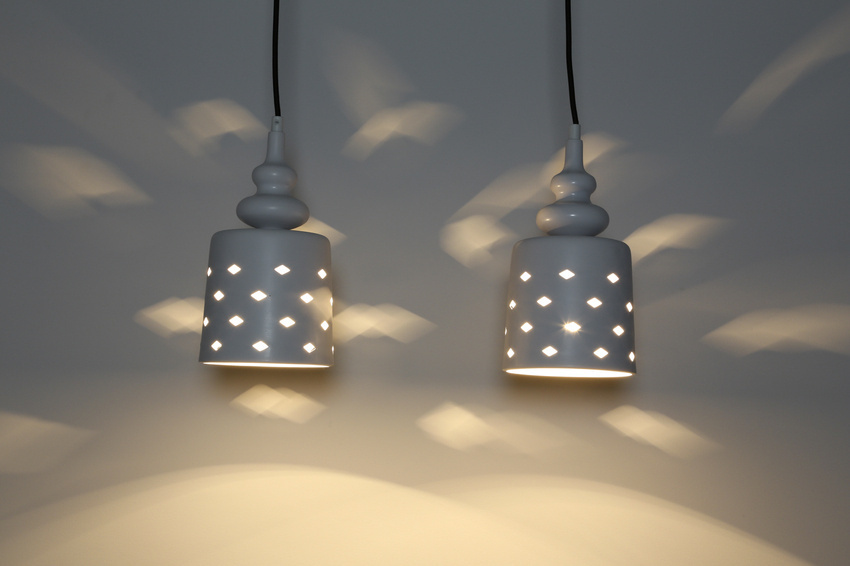 Biała lampa wisząca sufitowa 2-punktowa do salonu HAMP metal