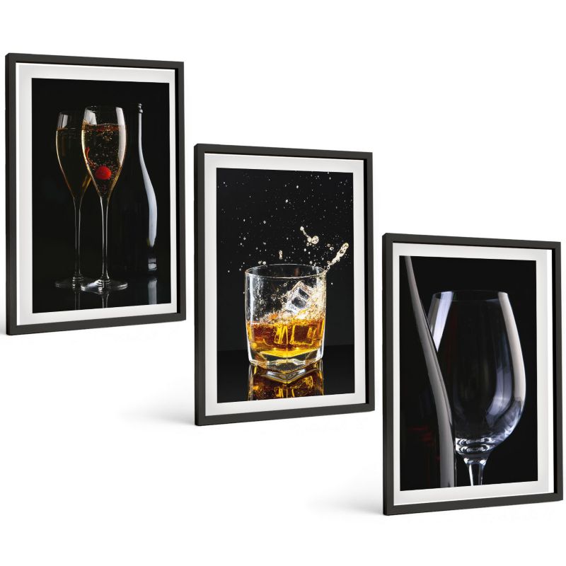 Zestaw 3 Obrazów w Czarnej Ramie ArtPrintCave 40x60 cm Galeria Ścienna Kieliszki wina whisky tło czarne 1 kpl.