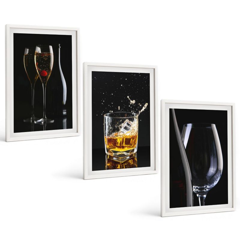 Zestaw 3 Obrazów w Białej Ramie ArtPrintCave 40x60 cm Galeria Ścienna Kieliszki wina whisky tło czarne 1 kpl.