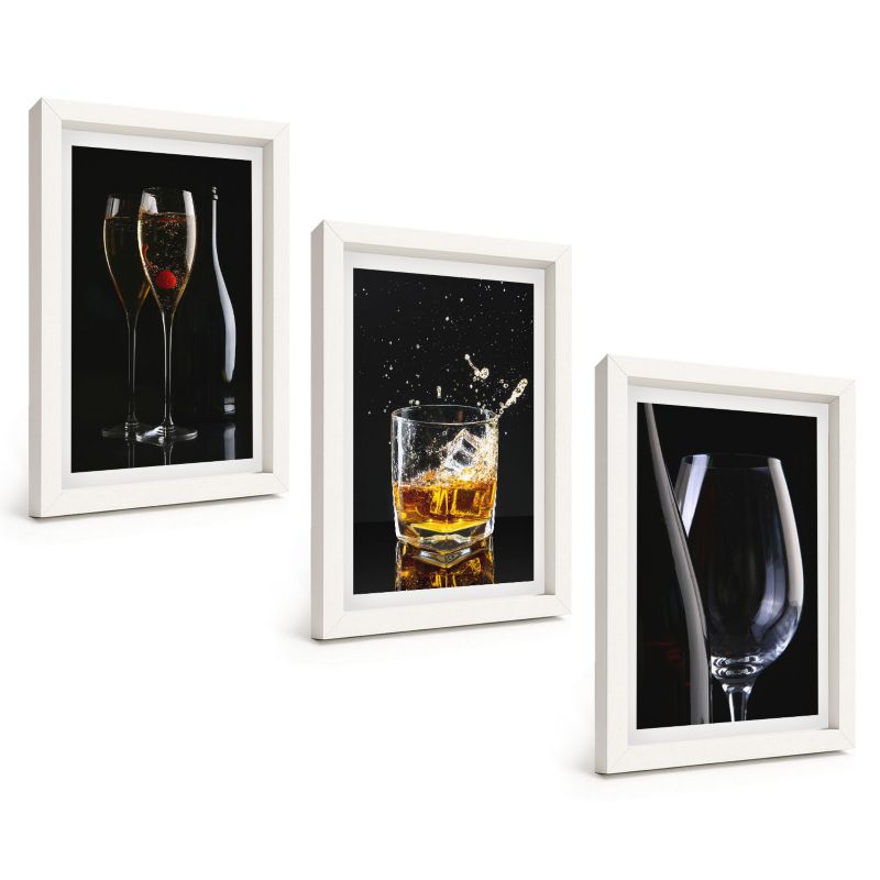 Zestaw 3 Obrazów w Białej Ramie ArtPrintCave 20x30 cm Galeria Ścienna Kieliszki wina whisky tło czarne 1 kpl.