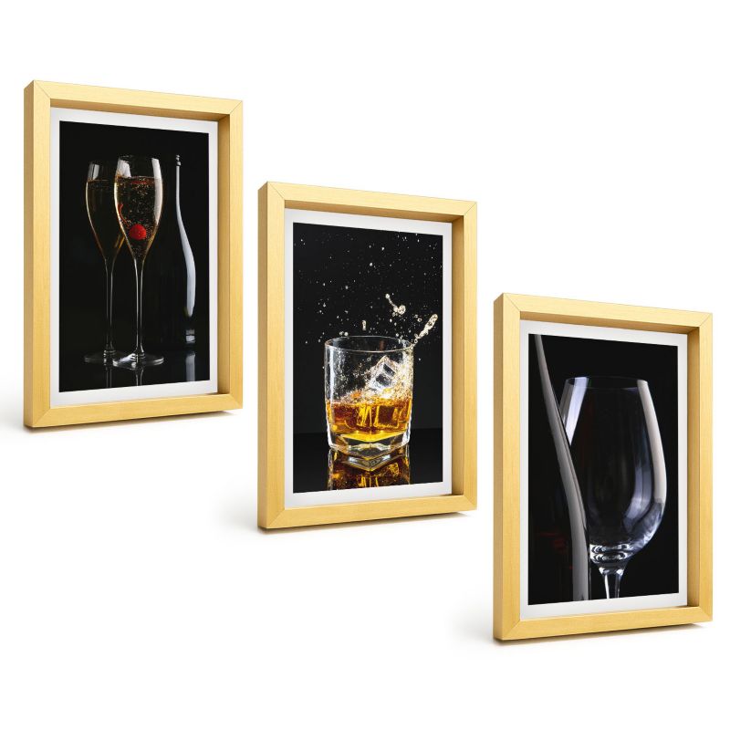 Zestaw 3 Obrazów w Złotej Ramie ArtPrintCave 20x30 cm Galeria Ścienna Kieliszki wina whisky tło czarne 1 kpl.