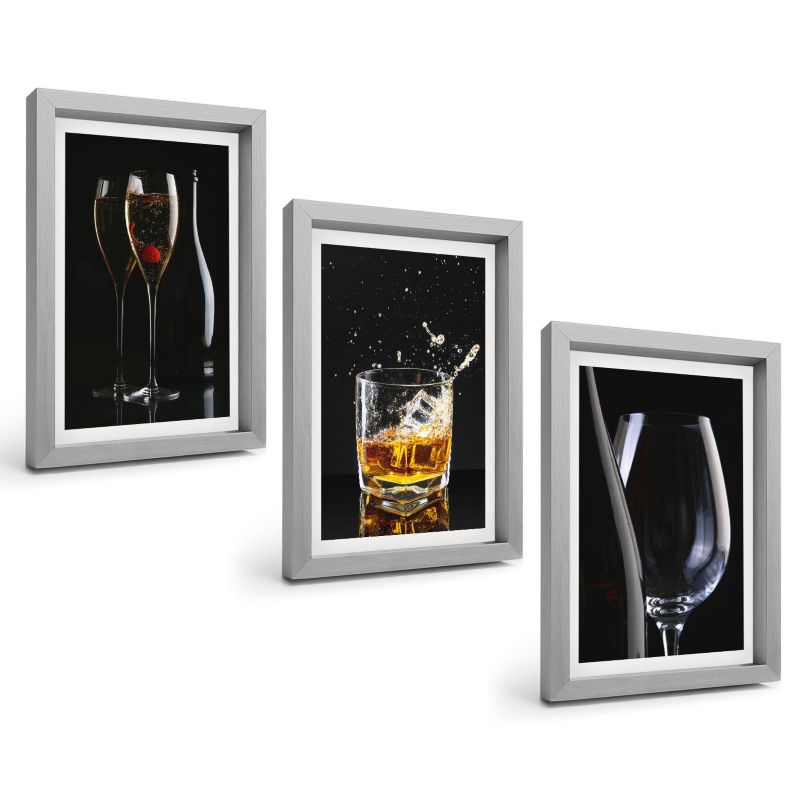 Zestaw 3 Obrazów w Srebrnej Ramie ArtPrintCave 20x30 cm Galeria Ścienna Kieliszki wina whisky tło czarne 1 kpl.