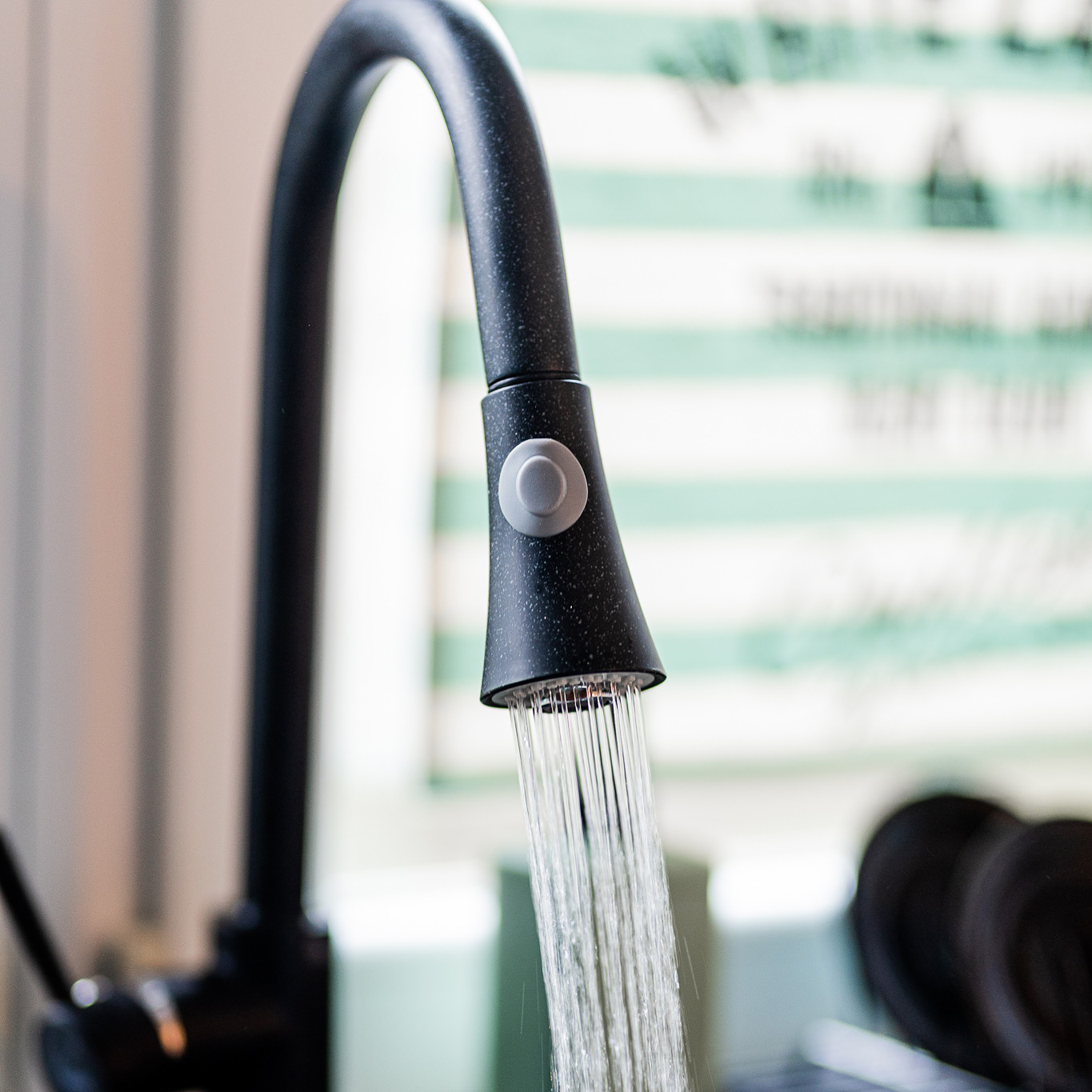 Laveo Daru bateria kuchenna stojąca z wyciąganą wylewką czarna BLD769D