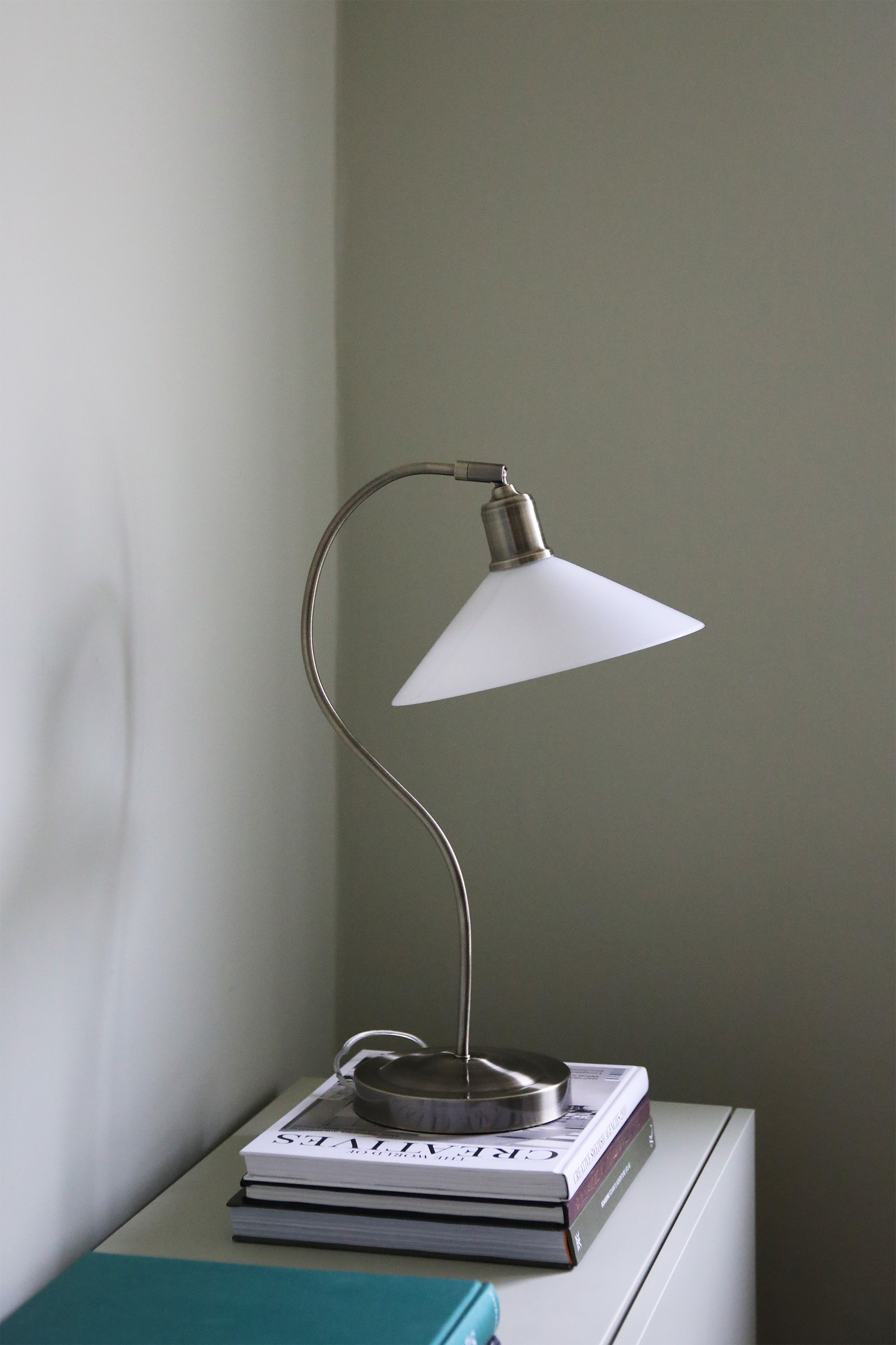 Markslöjd Vela lampa stołowa 1x40 W biała-mosiądz 108863
