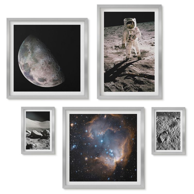 Zestaw 5 obrazów w srebrnych ramach Tulup Astronauta Księżyc ślad zdjęcie Obrazy do kuchni w ramie 1 kpl