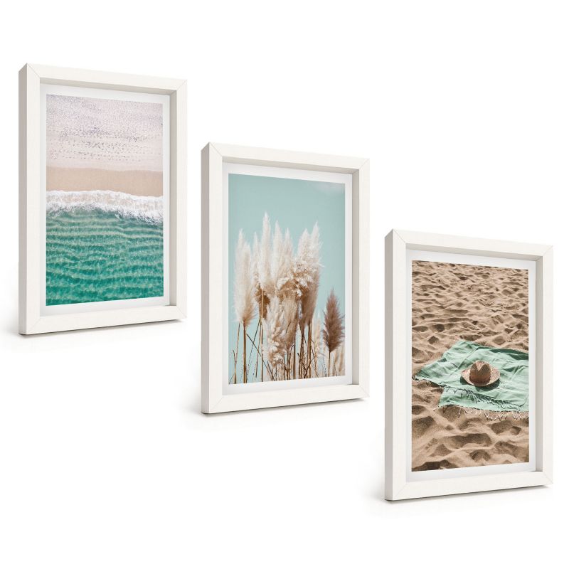 Zestaw 3 Obrazów w Białej Ramie ArtPrintCave 20x30 cm Galeria Ścienna Plaża fale trawa kapelusz 1 kpl.