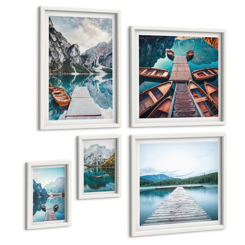 Komplet 5 Obrazów ArtPrintCave (2x50x50+2x20x30+40x60cm) Biała rama Jezioro drewniane pomosty łodzie 1 kpl.