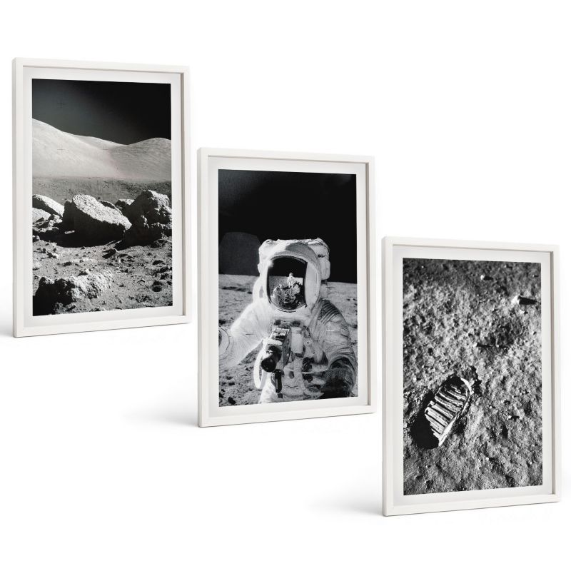 Zestaw Obrazów 3 Częściowy ArtPrintCave Białe Ramki 40x60 cm Dekoracja do Sypialni NASA księżyc astronauta 1 kpl.