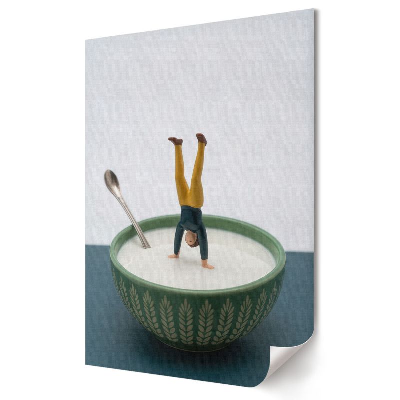 Plakat Wallfluent Format A1 Figurka na mleku Formacja Artystyczna Carpe Diem 1 szt.